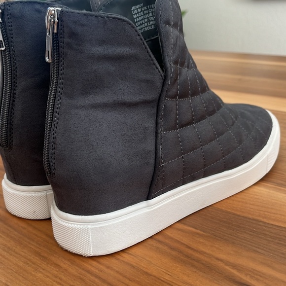 Jenny Quilted Hidden Wedge Sneaker
Excellent condition - Picture 9 of 9